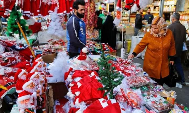 أسواق بغداد تتزين مع استعداد العراقيين للاحتفال بالعام الجديد