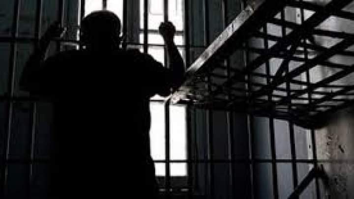 سجين سوري يهرب بعد ابتلاعه قفلا مع مفتاح