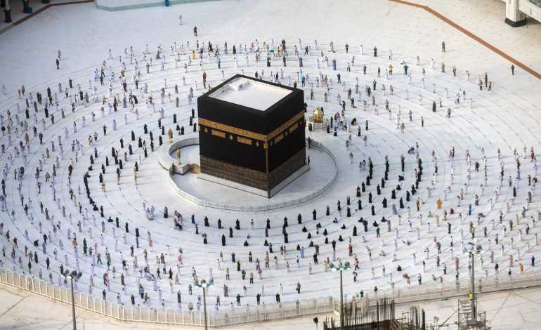 السعودية تؤكد منع الدخول للكعبة