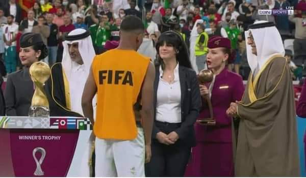 هداف بطولة كأس العرب يصعد للمنصة لاستلام جائزته فلا يجدها.