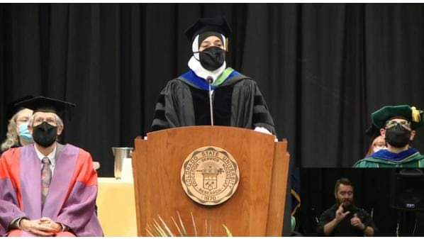 أردنية تلقي كلمة حفل خريجي جامعة كولورادو بأميركا