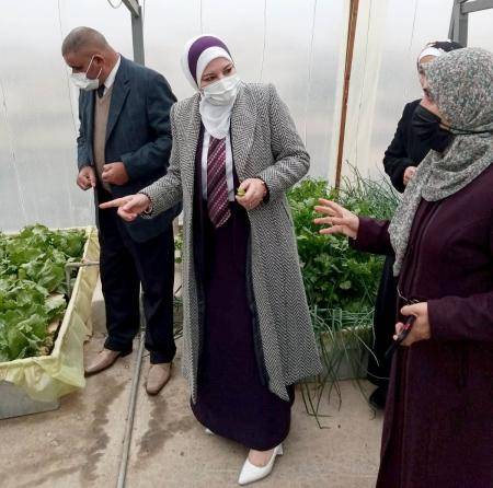 قبيلات تتفقد أحد المشاريع الزراعية في مدارس مادبا