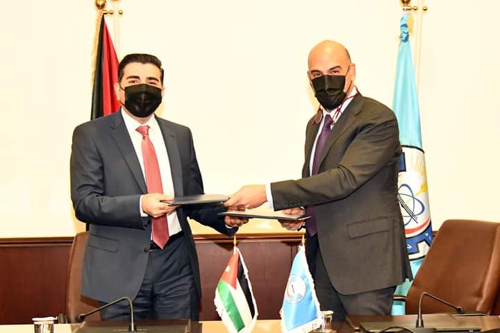 مذكرة تفاهم بين جامعة العلوم والتكنولوجيا الأردنية ونقابة الصيادلة الأردنيين