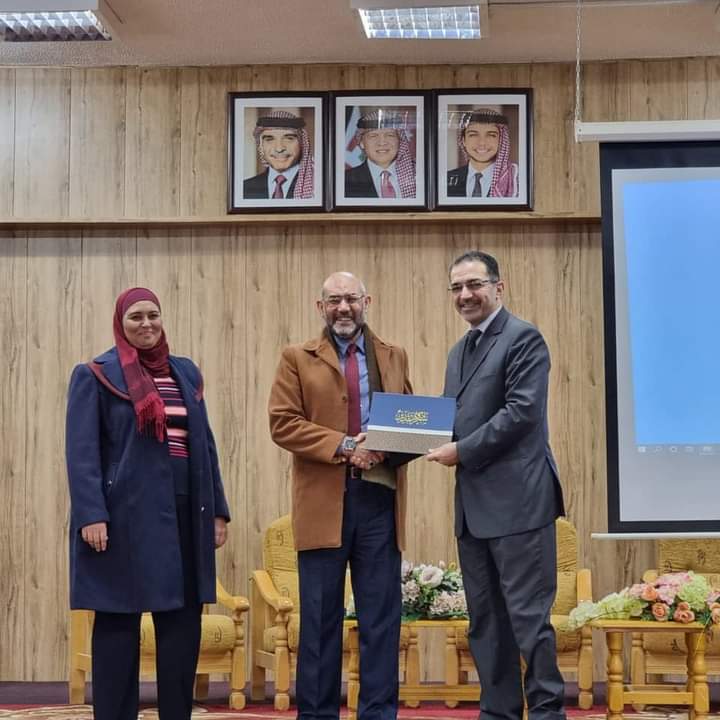 جامعة جرش تسلم درعها ل  احمد البرماوي