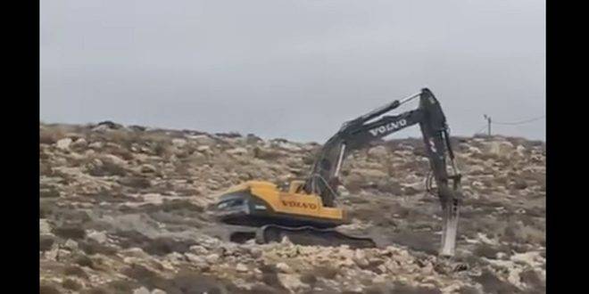 مستوطنون يجرفون أراضي الفلسطينيين غرب الخليل