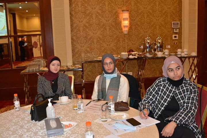 طلبة من كلية الأميرة سلمى للتمريض يشاركون في الورشة التي عقدها  المجلس الأعلى للسكان وشير نت الأردن حول ربط البحوث بالسياسات واتخاذ القرارات والممارسات