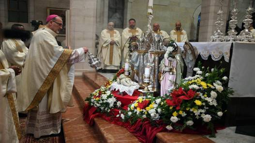 مندوبا عن الملك وزير الداخلية يحضر قداس منتصف الليل بكنيسة المهد في بيت لحم