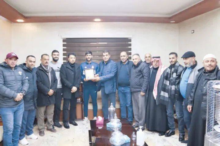 سحاب يكرم نجمه النعيمات قبل مغادرته إلى قطر