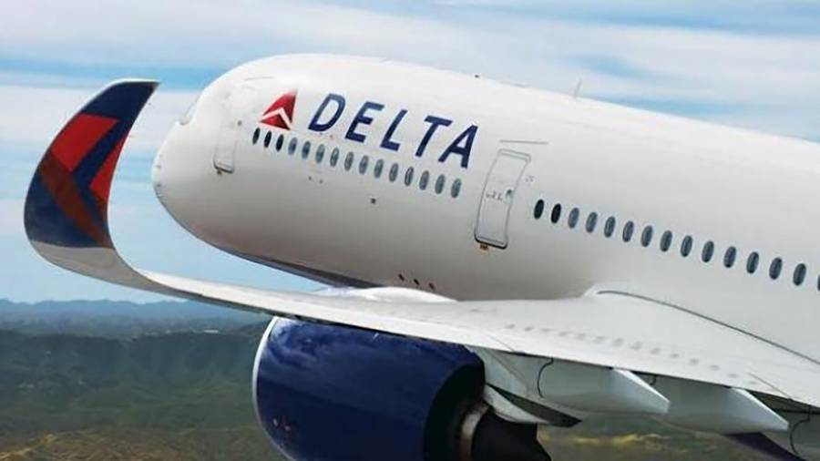 شجار عنيف على متن طائرة أمريكية بسبب الكمامة..