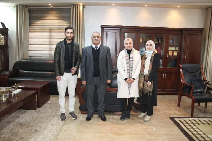 الدكتور الضمور يلتقي الطلبة المميزين بحثيا.
