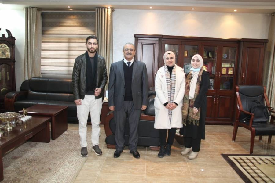 الدكتور الضمور يلتقي الطلبة #المميزين_بحثيا.