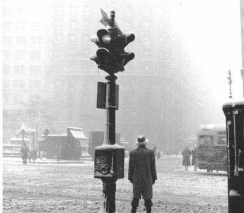 تعرف على أول بلد نصبت إشارة ضوئية في العالم... والسبب