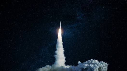 إيران تعلن إطلاق صاروخ إلى الفضاء يحمل معدات بحثية