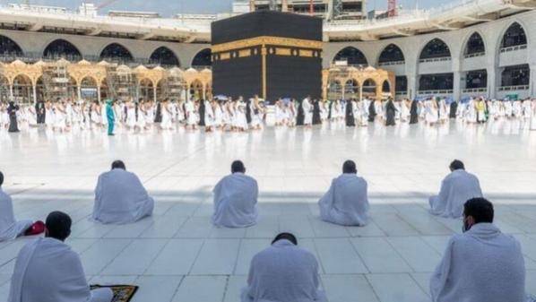 السعودية تعيد تطبيق التباعد الجسدي بكامل مصليات المسجد الحرام