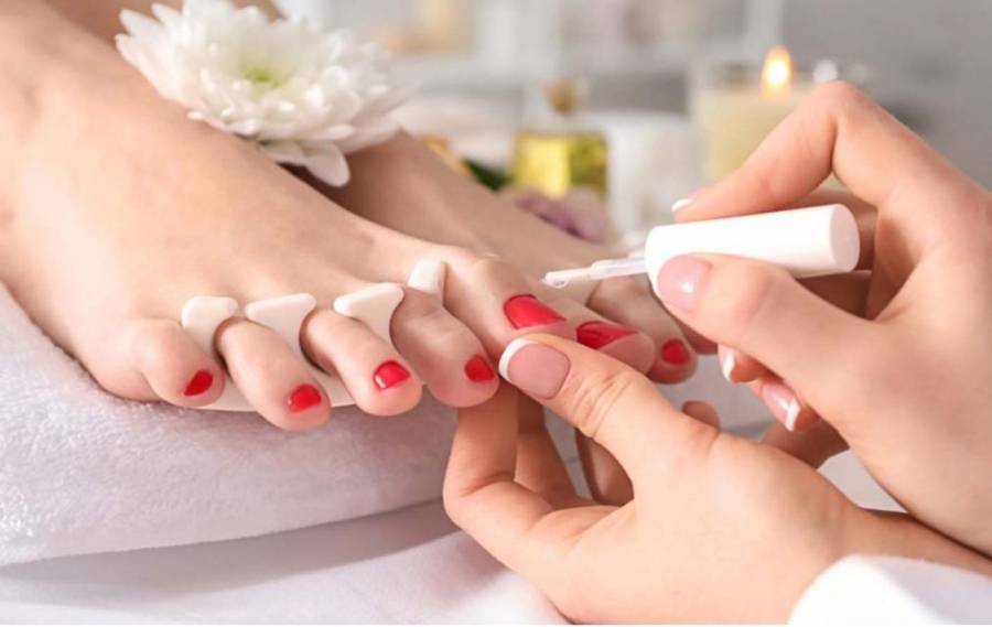 قصة امرأة دخلت صالوناً لتقليم أظافرها ففقدت ساقها... تفاصيل