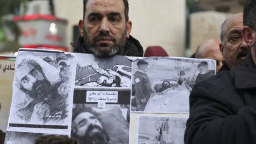 50 أسيرا فلسطينيا يبدأون إضرابا مفتوحا عن الطعام تضامنا مع أبو هواش