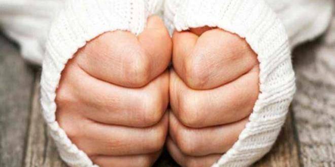 هل برودة الأطراف طبيعية في الشتاء؟