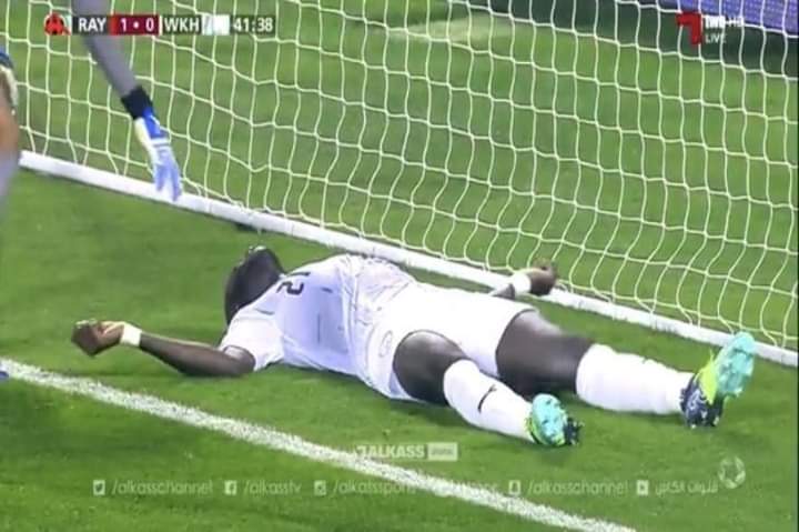لاعب الوكرة يتعرض للإغماء في الدوري القطري.. والحكم يُنهي المباراة