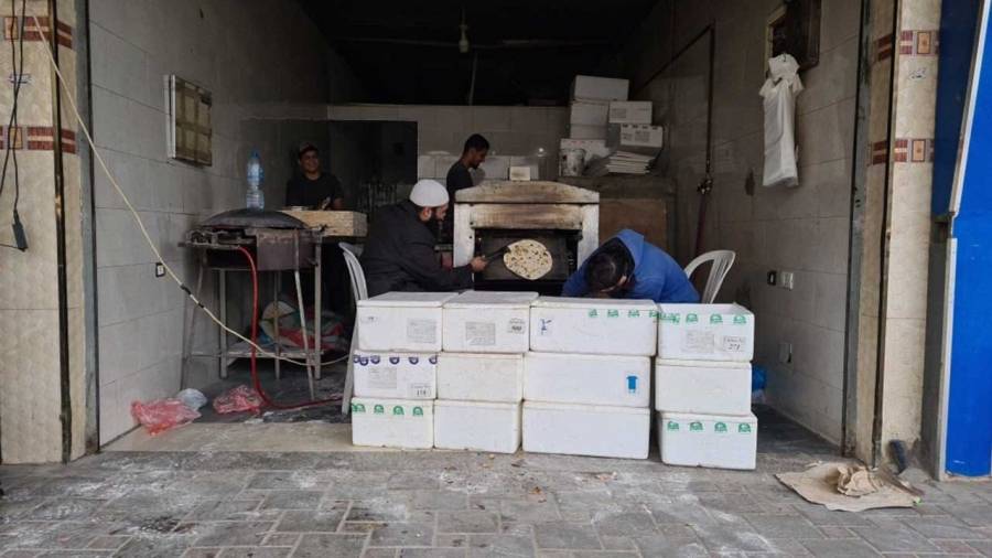 مواطنًا  فلسطينيًا حاصلًا على الدكتوراه يعمل خبازًا