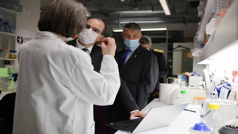 فرنسا تسجل متوسطاً أسبوعياً قياسياً جديداً لإصابات كورونا