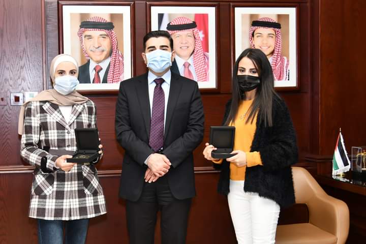 رئيس جامعة العلوم والتكنولوجيا الأردنية يكرّم الفائزات بجائزة ولي العهد