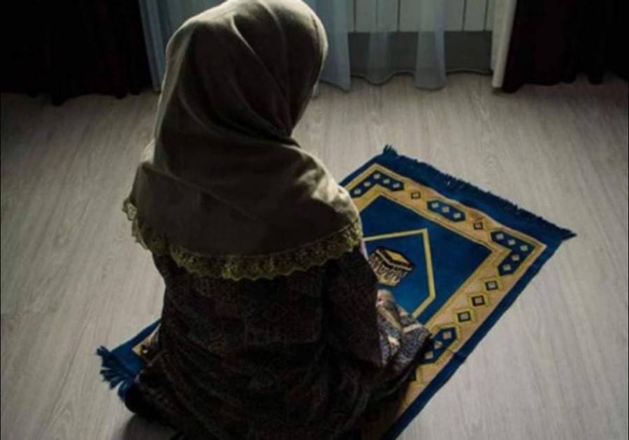 حكم صلاة المرأة بمساحيق التجميل؟
