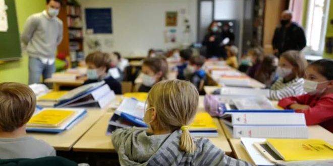 معلمو فرنسا ينظمون إضراباً للاحتجاج على تدابير كورونا في المدارس