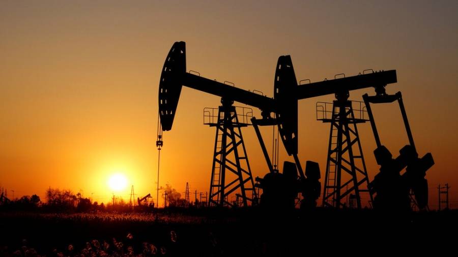 النفط يتراجع وبرنت يتماسك فوق 84 دولاراً للبرميل