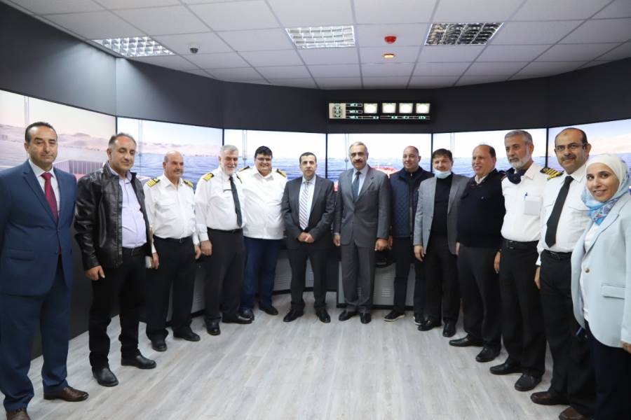 العجلوني يتفقد مختبرات كلية العقبة الجامعية ويطلع على تجهيزات مركز العقبة للتعليم والتدريب البحري...صور