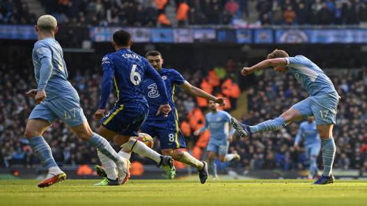 مانشستر سيتي يقطع خطوة نحو الاحتفاظ بلقب الدوري الإنجليزي بفوز على تشلسي