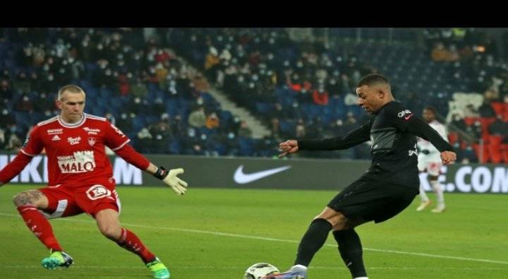 سان جيرمان يتجاوز بريست ويعزّز صدارته للدوري الفرنسي