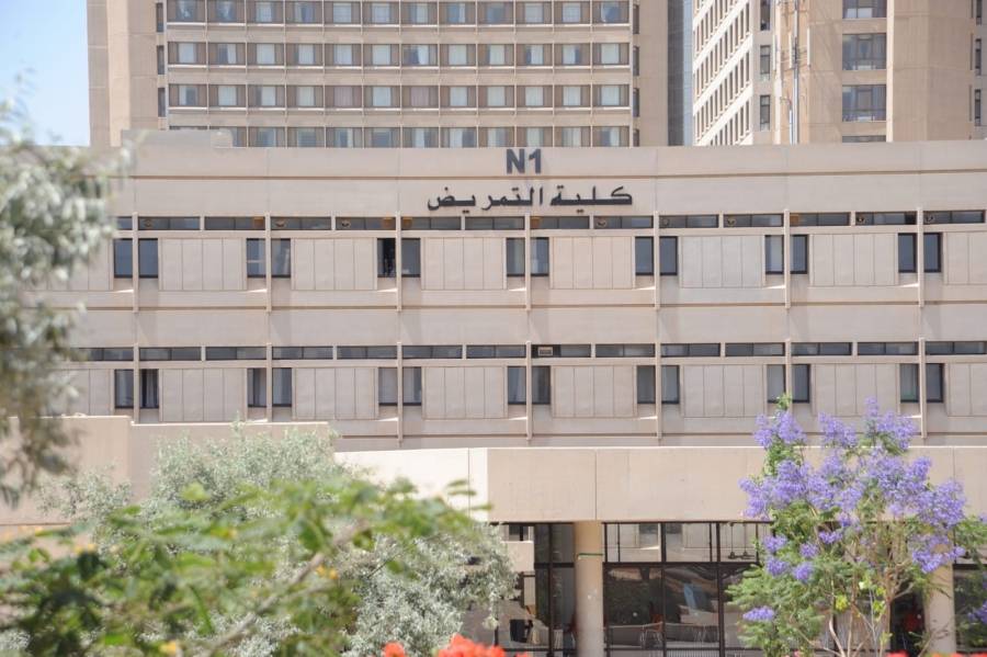 طالبات من العلوم والتكنولوجيا يزرن المجلس التمريضي