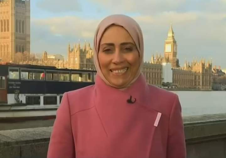 مذيع في الجزيرة يهنئ مراسلتها بارتداء الحجاب على الهواء