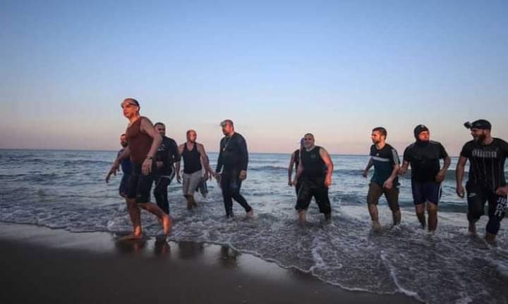 رغم برودة الطقس.. عشرات الهواة يسبحون في بحر غزة