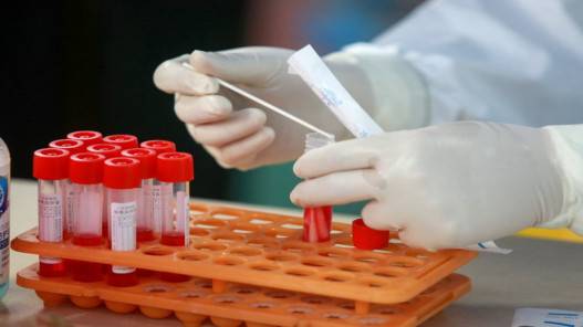 إنجلترا ستلغي إلزام الوافدين بفحوص كورونا