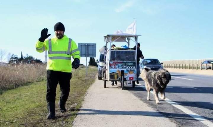 سيرا على الأقدام.. عراقي انطلق من بريطانيا قاصدا مكة يصل إسطنبول