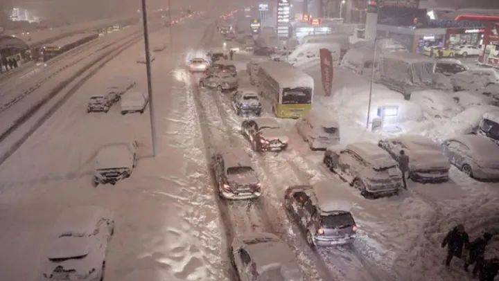 بعدما شلّت الثلوج الحركة في اسطنبول.. هل يتكرر السيناريو في الأردن؟