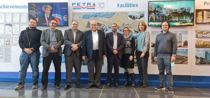 وفد من الجامعة الألمانية الأردنية يزور شركة بترا للصناعات الهندسية