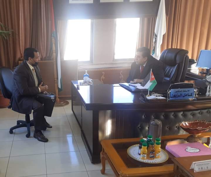 العجلوني يتفقد  المشاغل الهندسية في كلية الحصن الجامعية ويلتقي بهيأتيها التدريسية والادارية