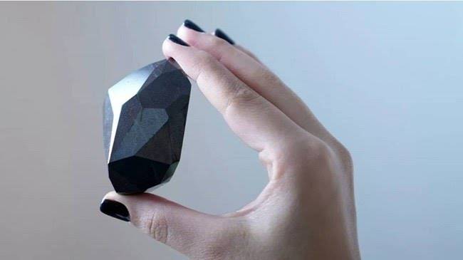 ماسة سوداء غامضة تعرض للبيع في مزاد بلندن