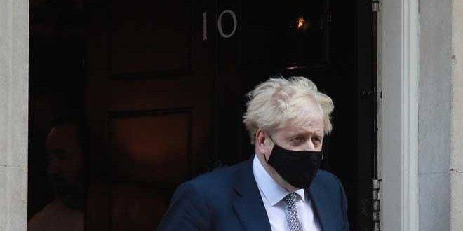 استقالة خمسة من مساعدي جونسون وسط دعوات لرحيله