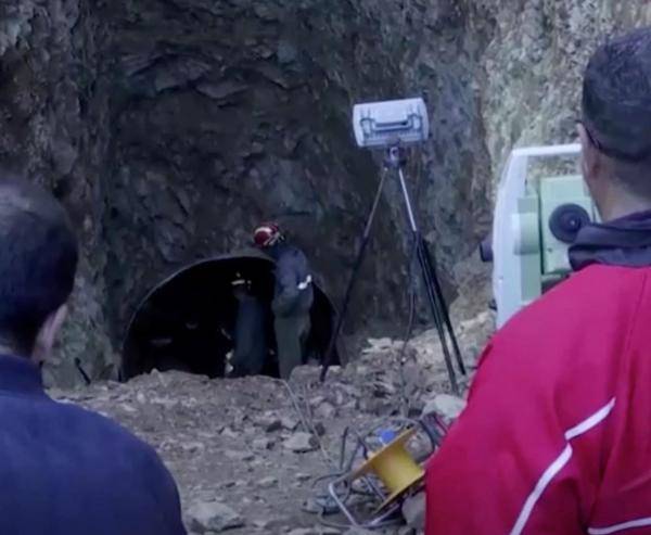 الطفل ريان على بعد خطوات للخروج من البئر