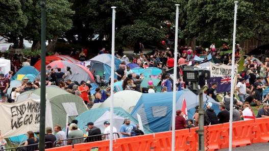 محتجون في نيوزيلندا يحاصرون البرلمان لليوم الرابع