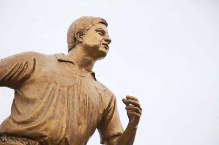 ازاحة الستارة عن النصب التذكاري لاسطورة الكرة العراقية أحمد راضي
