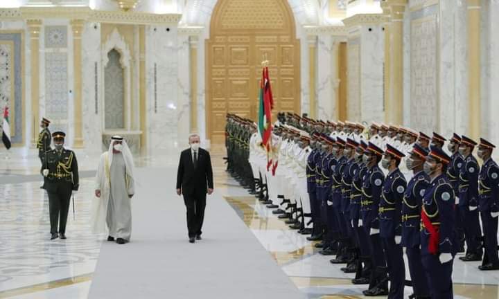 في مراسم استقبال استثنائية.. بن زايد يلتقي أردوغان في أبوظبي والبلدان يوقعان 13 اتفاقية تعاون