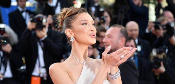 عارضة ازياء من اصول عربية دفاعاً عن المحجبات لباس المرأة ليس من شأنكم