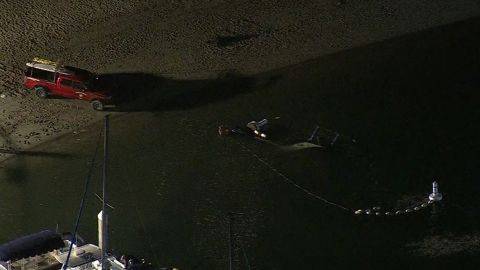 مصرع شخص وإصابة آخر بتحطم مروحية جنوب كاليفورنيا