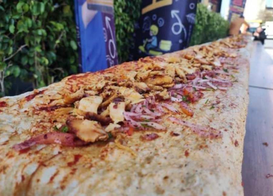 فريق طهاة تركي يعد أطول ساندويش شاورما في العالم... طوله 20 متراً