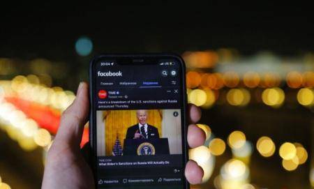 روسيا تفرض قيودا على فيسبوك وخلل يضرب الموقع في عدة دول