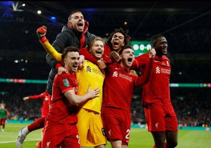 ليفربول بطلاً لكأس الرابطة على حساب تشيلسي بعد مباراة ماراثونية